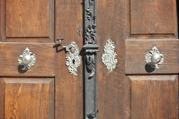 Porte en bois fermée de la maison