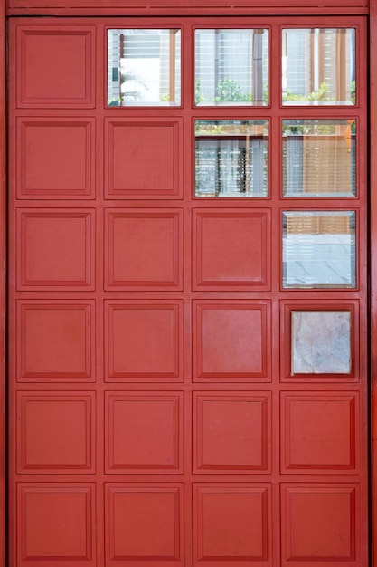 Porte en bois fermée rouge avec fenêtre en verre