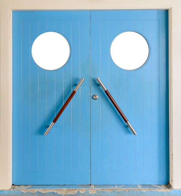 Porte en bois isolé sur fond blanc