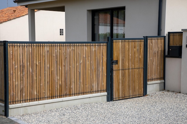 Photo porte en bois marron porte moderne en bois naturel accès d'une maison privée en banlieue