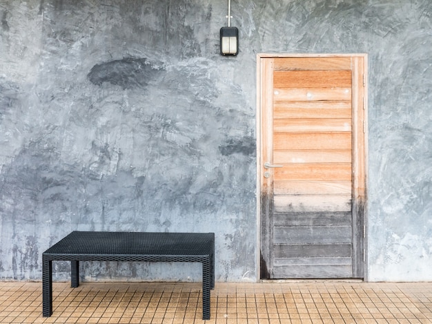 Porte en bois sur le mur de style loft.