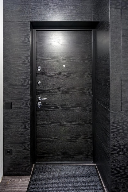 Porte en bois noire de couleur sombre pour intérieur moderne et appartement ou bureau