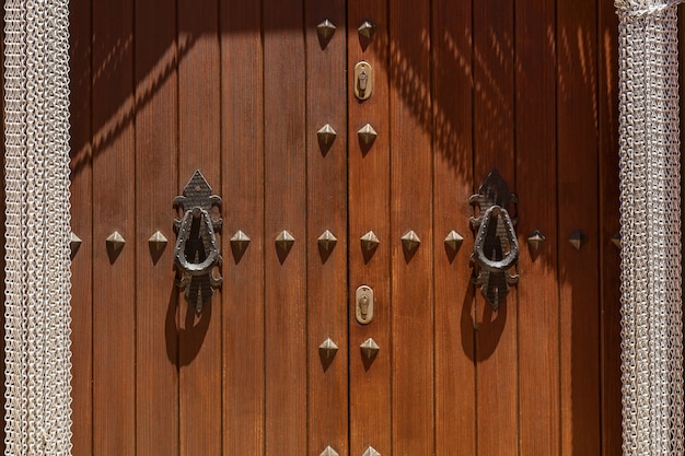 Porte en bois numéro sept dans le mur de pierre. Porte en bois.