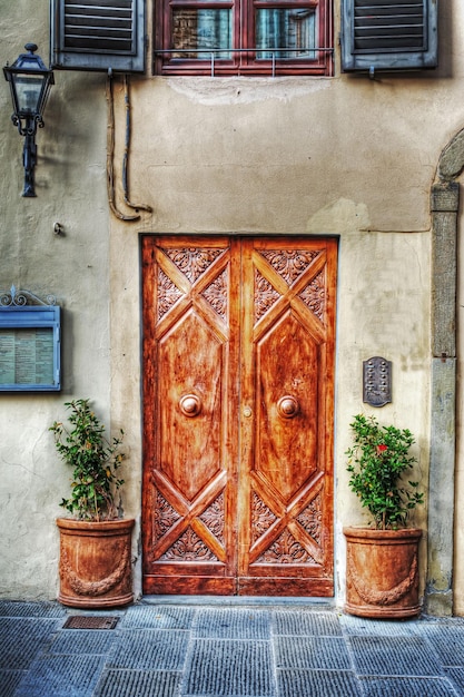 Porte en bois et pots de fleurs à Florence Italie