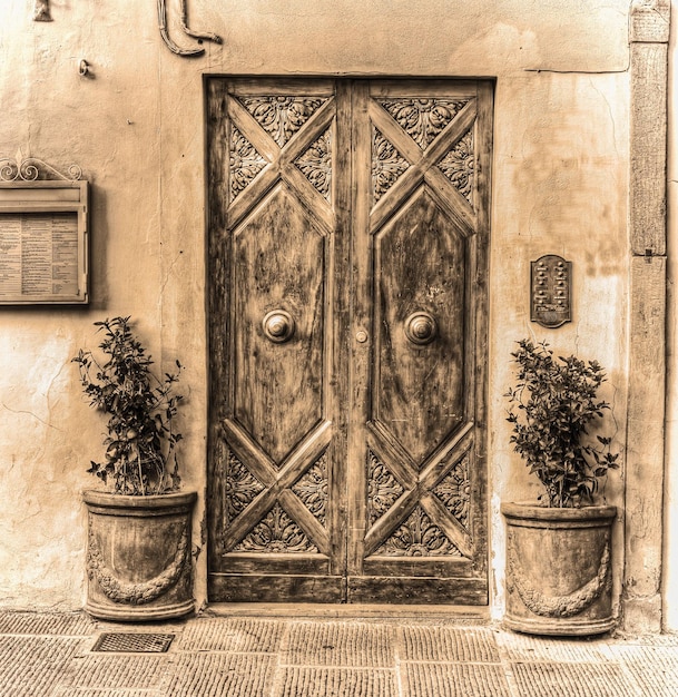Porte en bois et pots de fleurs en ton sépia Italie