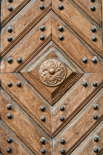 Porte en bois avec rivets métalliques. Motif de planche rétro antique avec inserts métalliques