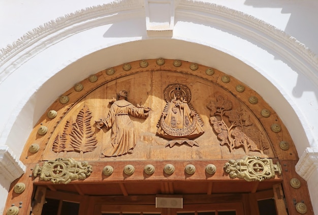 Porte en bois sculpté de la basilique de la ville de Copacabana sur le lac Titicaca en Bolivie