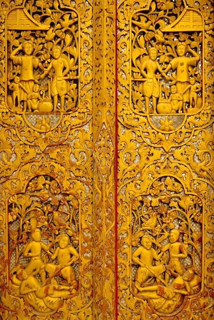 Porte en bois sculpté du temple de la Thaïlande. détail de la texture de style thaï