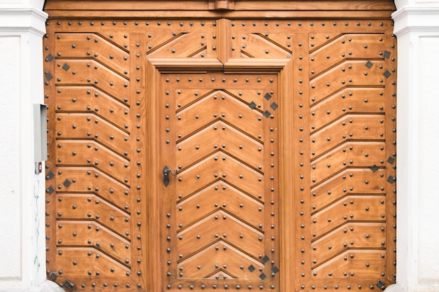 Porte en bois sculpté