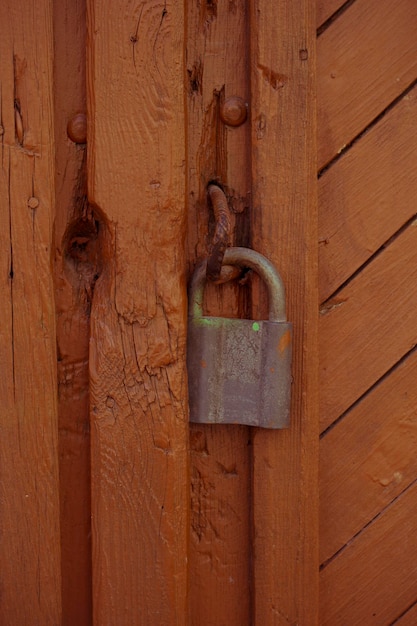 Porte en bois avec une serrure