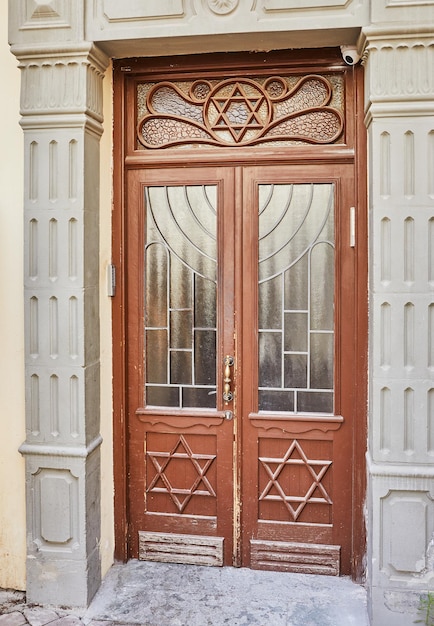 Porte en bois avec verre et étoiles de David sur la porte