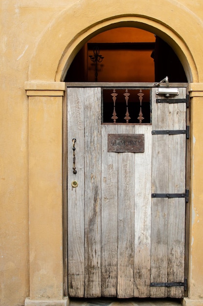 Porte en bois vintage sur le fond de mur jaune