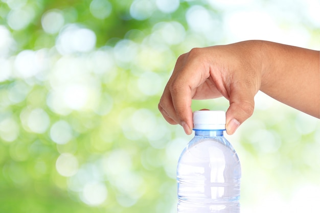 Porte-bouteille pour eau potable, blanc, propre, sain, fond vert