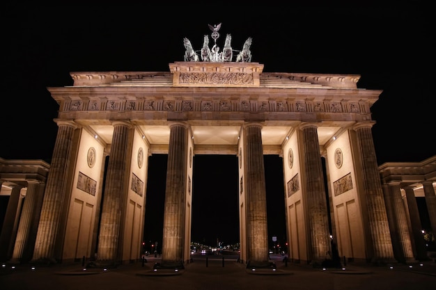 Photo porte de brandebourg la nuit à berlin allemagne