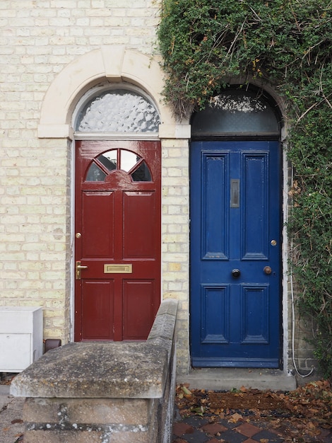 Porte britannique traditionnelle bleu rouge