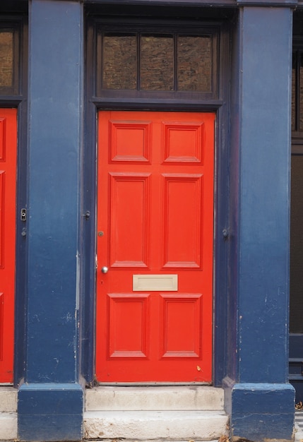 Porte britannique traditionnelle rouge