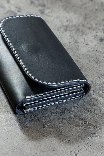 Porte-cartes en cuir noir sur fond gris Produits en cuir faits à la main
