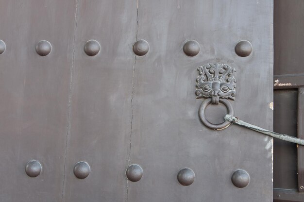 Photo porte chinoise avec anneau de lion décoration métal