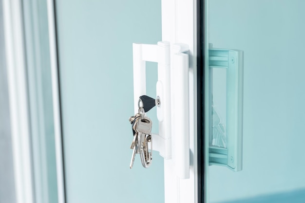 Photo porte-clés branché sur la porte vitrée