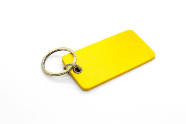 Porte-clés en cuir jaune sur fond blanc