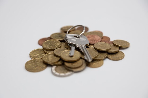 Porte-clés de la maison de pièces de monnaie et dessin de la maison sur la table Gagnez de l'argent par idée d'entreprise