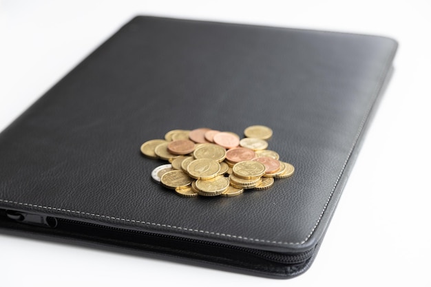 Porte-clés de la maison de pièces de monnaie et dessin de la maison sur la table Gagnez de l'argent par idée d'entreprise