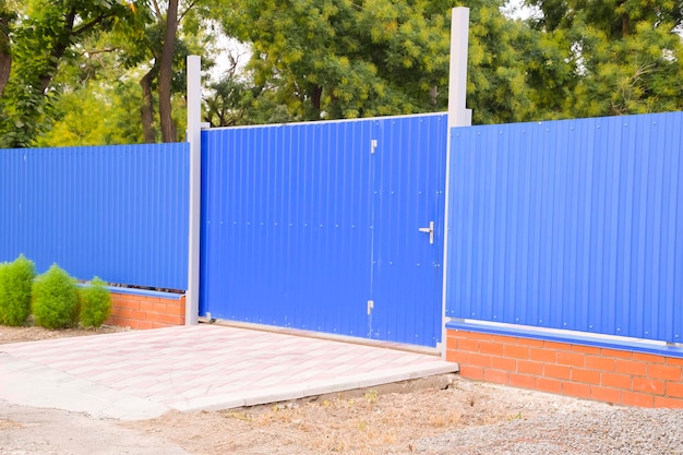 Porte et clôture bleues