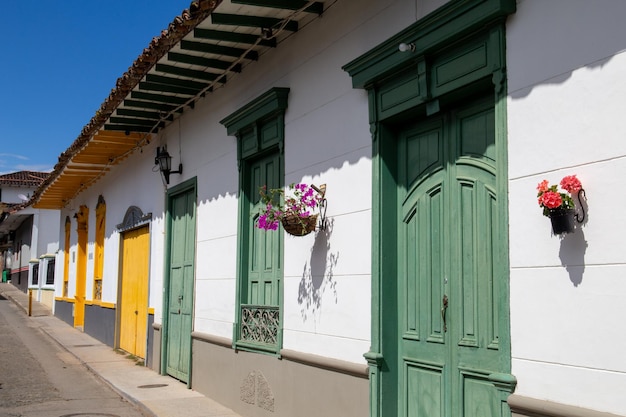 Porte colorée dans une maison dans une ville en Colombie