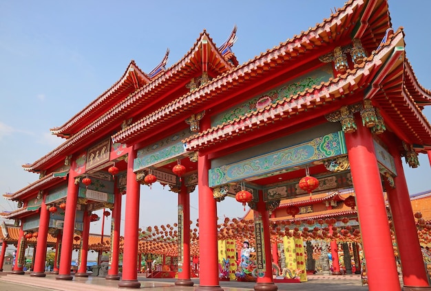 Porte colorée fantastique d'un temple bouddhiste chinois