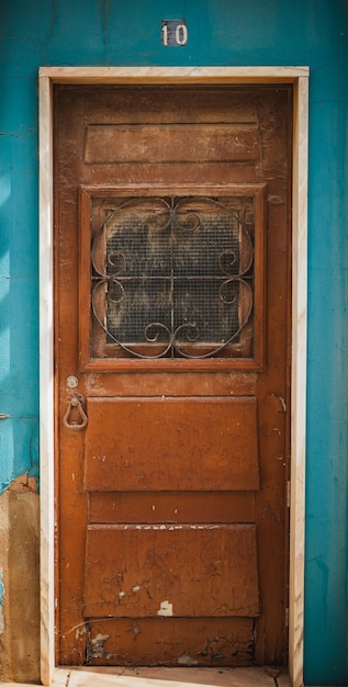 Porte colorée d'une vieille maison dans un beau village en Algarve Portugal