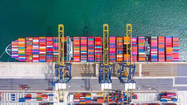 Porte-conteneurs de chargement et de déchargement dans le port de haute mer, vue de dessus aérienne d'import / export de logistique d'entreprise