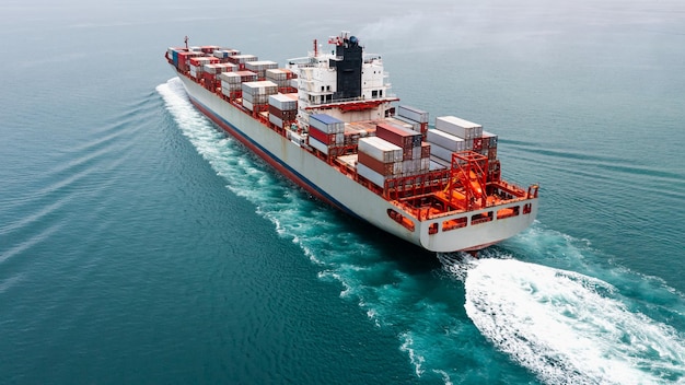 Porte-conteneurs naviguant à pleine vitesse pour transporter des marchandises dans des conteneurs pour l'import export