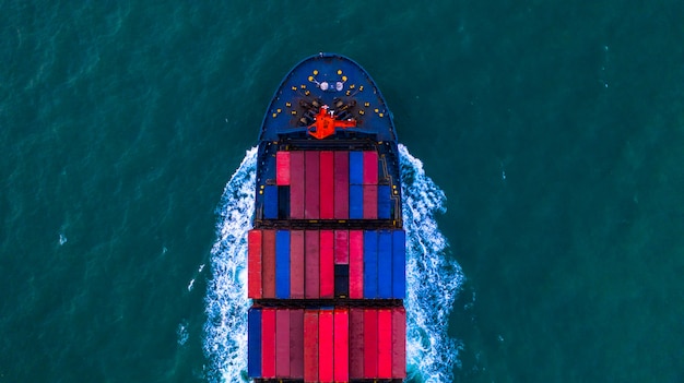 Porte-conteneurs transportant une boîte à conteneurs pour la logistique d’importation et d’exportation et le transport par porte-conteneurs en pleine mer, vue aérienne.