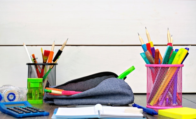 Porte-crayons Et Fournitures Scolaires Sur Une Table En Bois