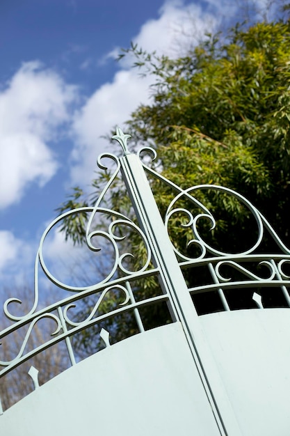 Porte dans un parc