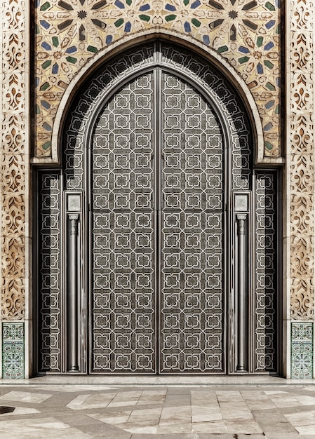 Porte décorée de la mosquée Hassan II à Casablanca, Maroc