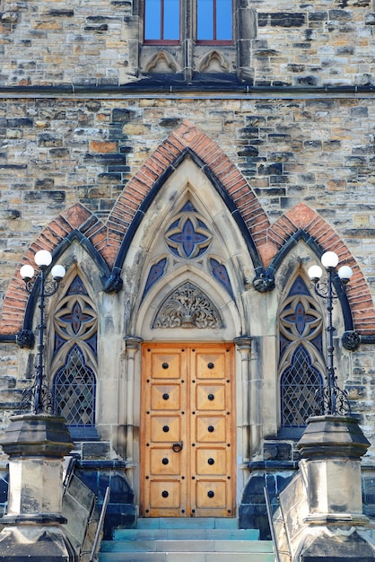 Porte du bâtiment historique à Ottawa