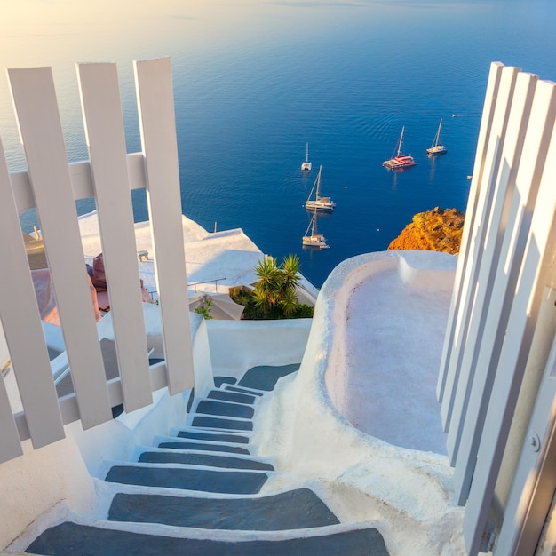 Porte du ciel Santorini Grèce Architecture blanche portes ouvertes et marches vers la mer bleue de Santorin