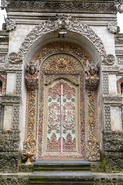Porte du temple traditionnel dans l'île d'Ubud Bali Indonésie Close up