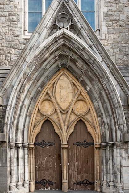 Photo porte d'une église néogothique irlandaise dans le centre de dublin