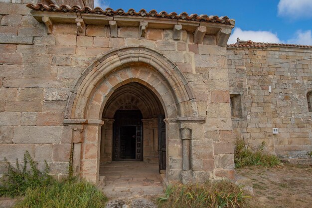 Porte de l'église romane de san cristobal del monte