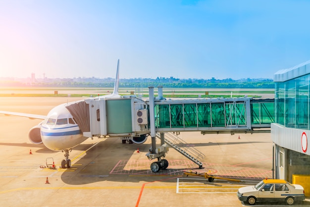 Porte d&#39;embarquement de tablier d&#39;aéroport