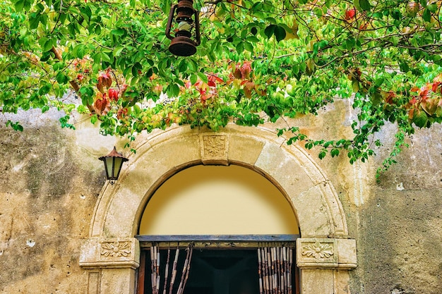 Photo porte d'entrée au bar de savoca, île de sicile, italie.