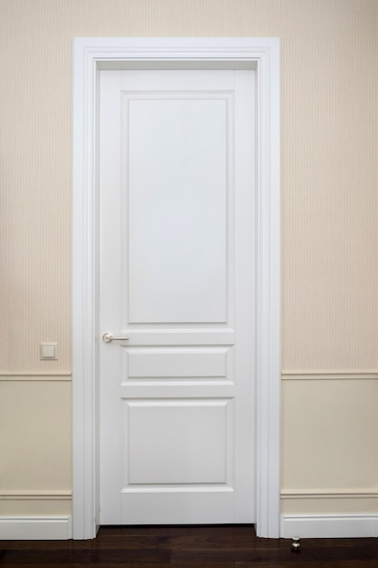 Porte d'entrée blanche dans la maison