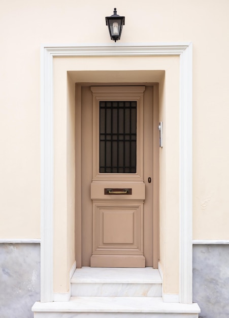 Porte d'entrée en bois couleur beige wall background bâtiment résidentiel dans la vieille ville de Plaka Athènes Grèce