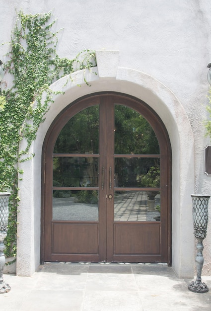 Porte d'entrée en bois élégante entourée de jardin