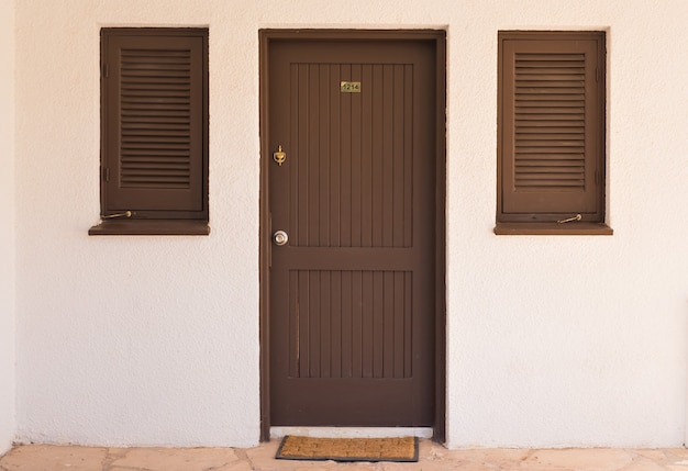 Photo porte d'entrée en bois d'une maison. vue de face d'une porte d'entrée en bois.