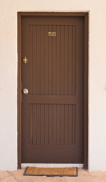 Porte d'entrée en bois d'une maison