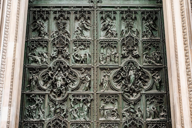 Porte d'entrée en bronze du duomo milan italie