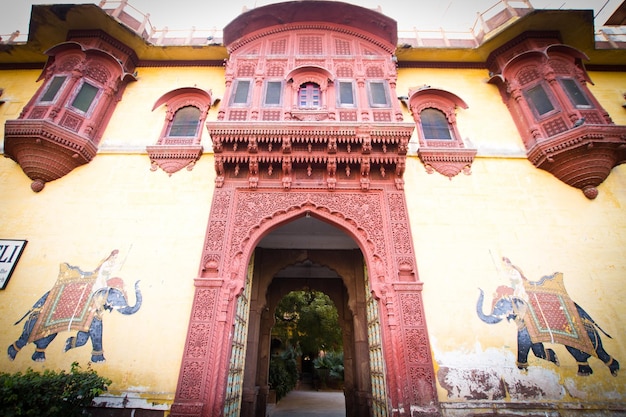 Porte d'entrée colorée dans l'un des hôtels d'Udaipur, Rajasthan, Inde